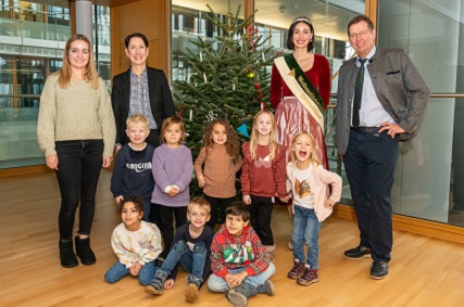Weihnachtsbaumübergabe von Gartenbau NRW an Forstministerin Gorißen